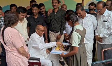 Sharad Pawar Shows His Moves: NCP Chief Plays Chess with Students in baramati    ​Baramati, Maharashtra