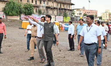 District Collector S. Karthikeyan Inspects Chandrabhaga Riverbed and Toilets in Pandharpur