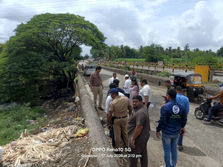 District Collector S. Karthikeyan Inspects Chandrabhaga Riverbed and Toilets in Pandharpur